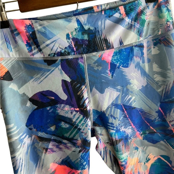 Fabletics • Define PowerHold Mid-Rise Capri - Picture 7 of 10